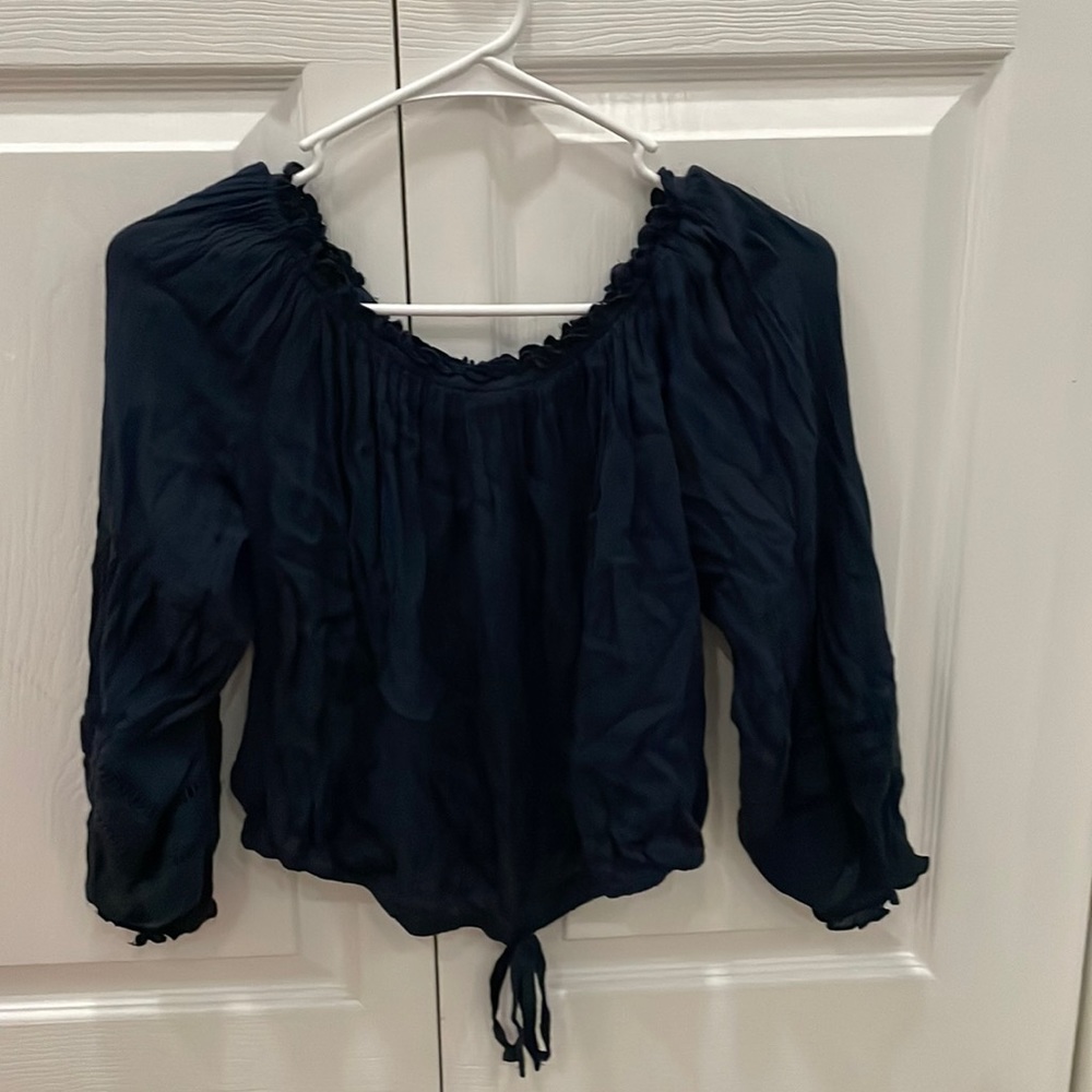 HOLLISTER Cut off the shoulder crop top